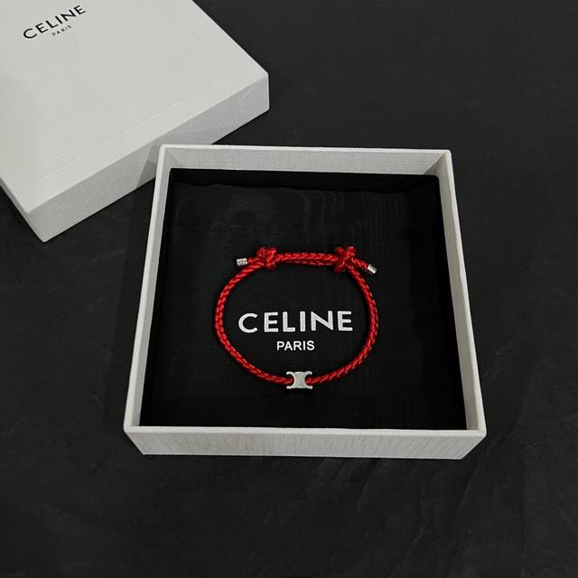 Celine 赛琳 手链 一直是简约时尚界的标杆大胆的设计 百看不厌搭配起来更fashion