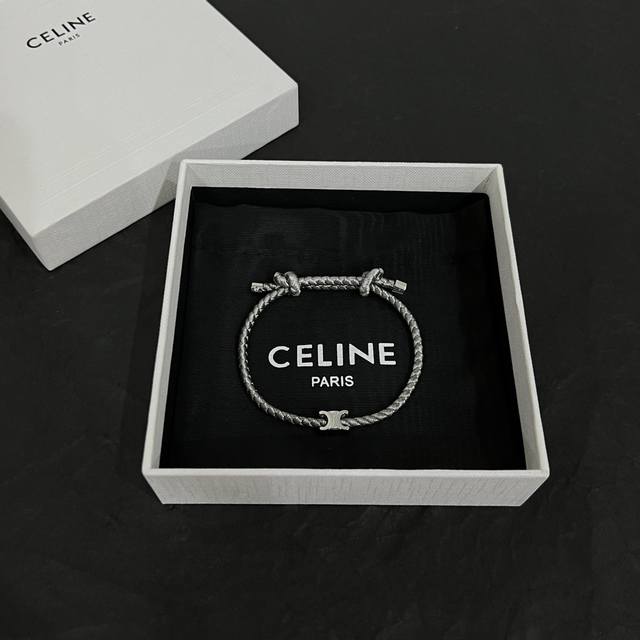 Celine 赛琳 手链 一直是简约时尚界的标杆大胆的设计 百看不厌搭配起来更fashion