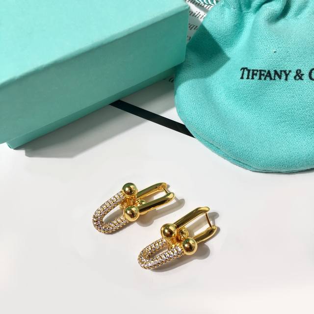 双节竹节镶钻耳坠 金银玫三个电镀色 Tfn蒂芙尼链环耳环 Tiffany Hardwear 系列优雅与颠覆精神并存，敏感捕捉到漫步纽约的时尚女性的精髓与能量。经