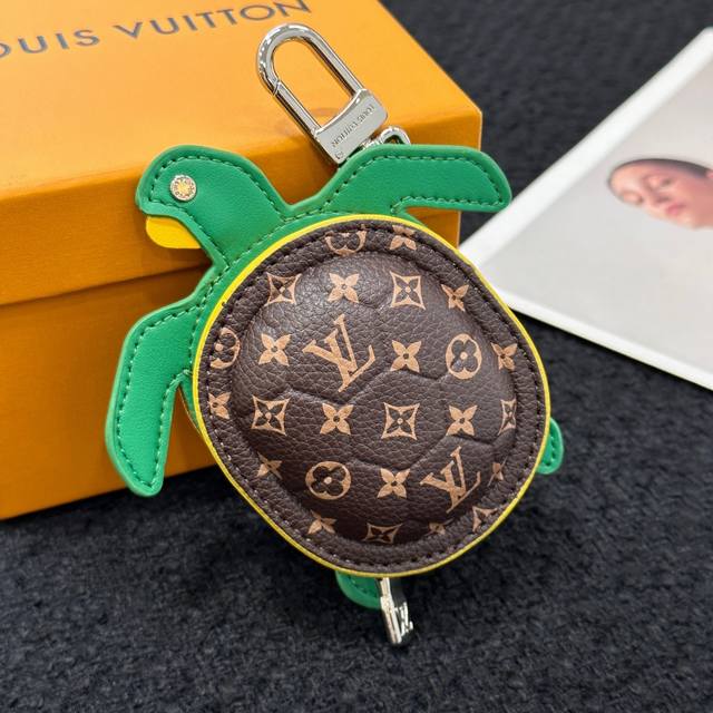 M01471 Louis Vuitton 路易威登海龟乌龟包钥匙扣挂件 Lv Turtle Pouch 钥匙扣 Lv Turtle Pouch 包饰融汇 Mon