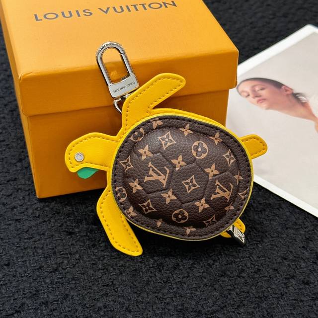 M01471 Louis Vuitton 路易威登海龟乌龟包钥匙扣挂件 Lv Turtle Pouch 钥匙扣 Lv Turtle Pouch 包饰融汇 Mon