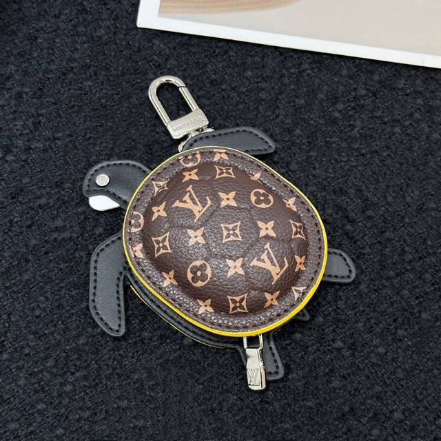 M01471 Louis Vuitton 路易威登海龟乌龟包钥匙扣挂件 Lv Turtle Pouch 钥匙扣 Lv Turtle Pouch 包饰融汇 Mon