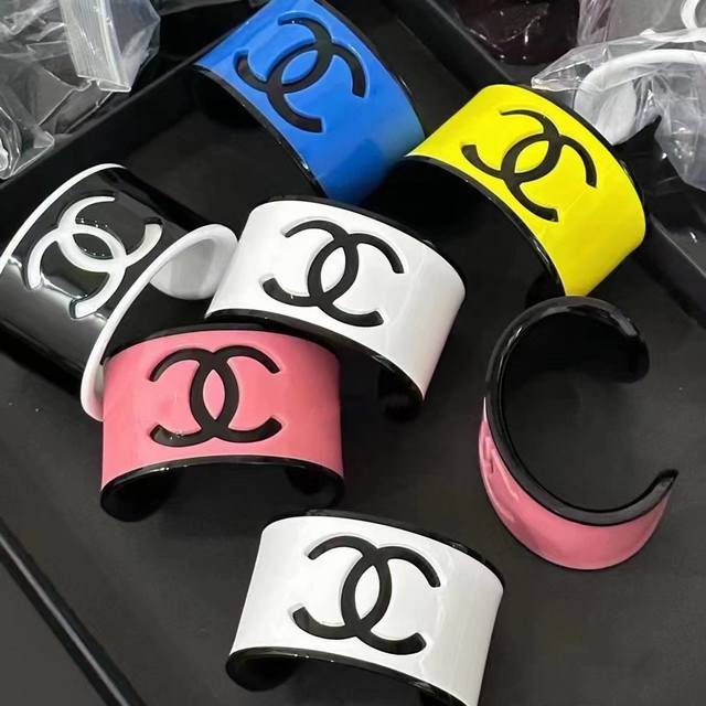 Chanel 香奈儿好品质亚克力彩色宽版手镯bracelet Jewelry 新款厚实手镯 高级定制精致小物件必备 一年四季都可配戴细节中提升衣品 提升质感 优