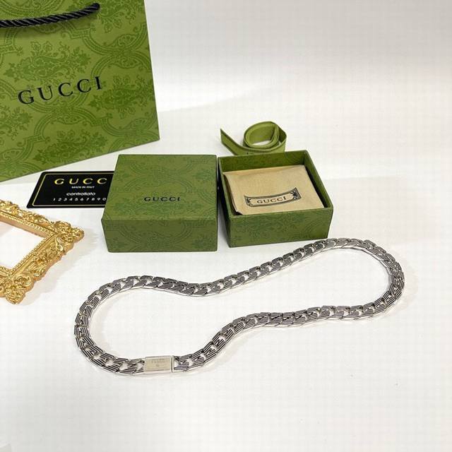 Gucci项链 专柜同步gucci，新款gg圆珠链造型再现于项链之上，搭配配件完美融合银质、这款项链实物比相片漂亮太多本主第一眼看上就真心喜欢上了。推荐、推荐、