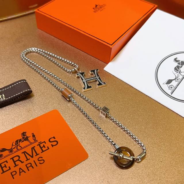 Hermes 爱马仕项链 猪鼻子项链系列首饰 进口定制.高端链条经典搭配 新品 简单时尚专柜一致 火爆款出货 设计独特 前卫 男女必备款！