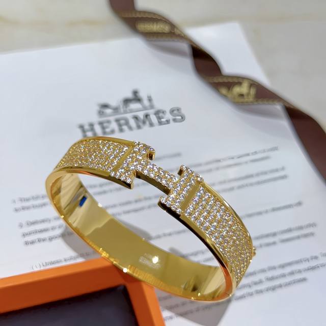 Hermes 爱马仕手镯 原版定制 宽版手环 莫桑钻工艺太考验师傅的手艺了 要确保色泽手工制作好 V金高端定制 女神 都爱爱马仕火爆手镯 超精赞 各路女神 明星