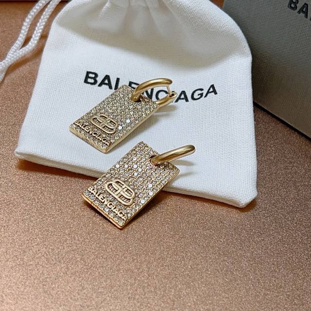 Balenciaga 巴黎世家耳钉 王炸系列 专柜同步 更新 简约圈口叠加造型耳环 经典造型搭配 设计感十足 搭配衣服绝绝子 - 点击图像关闭