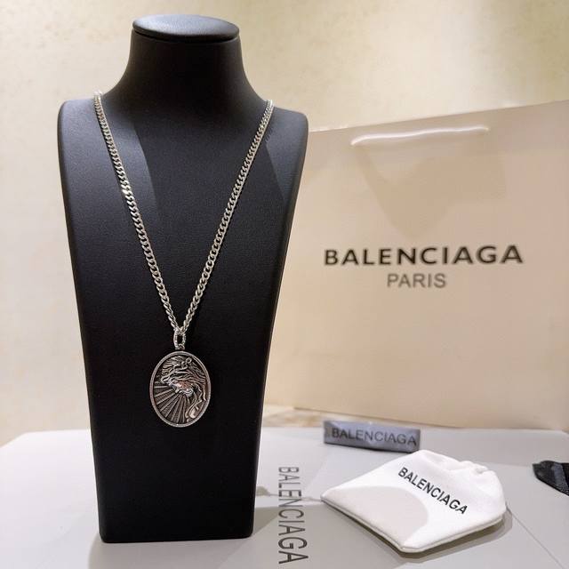 原单货新品 巴黎世家项链 Balenciaga 新款项链专柜一致 细节做工精细 每个细节流程到位 设计工艺精细 火爆款出货 设计独特 复古风格 巴黎世家项链