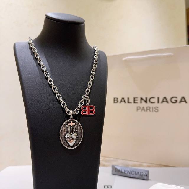 原单货新品 巴黎世家项链 Balenciaga 新款项链专柜一致 细节做工精细 每个细节流程到位 设计工艺精细 火爆款出货 设计独特 复古风格 巴黎世家项链