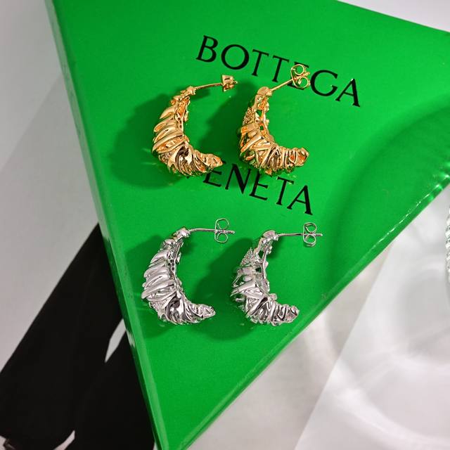 Bottega Venenta 新款bv耳环 与众不同的设计 个性十足 颠覆你对传统耳环的印象 使其魅力爆灯