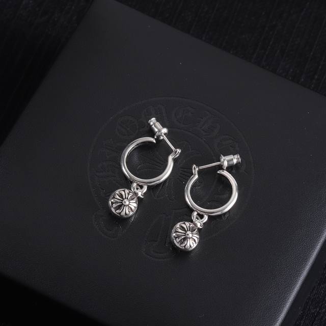 Chrome Hearts 克罗心十字花球耳钉