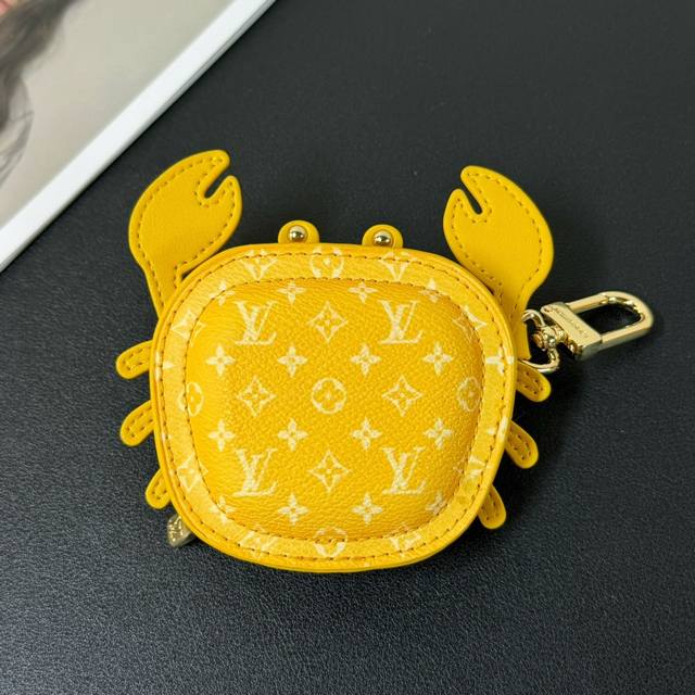 Lv小螃蟹挂件 Louis Vuitton 路易威登lv 小螃蟹耳机包钥匙扣挂件挂饰 可放耳机 零钱等小物件 以玲珑之姿复刻路易威登备受青睐的手袋之可作赠礼佳选