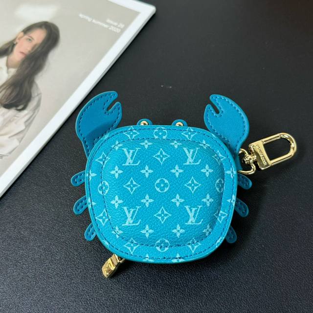 Lv小螃蟹挂件 Louis Vuitton 路易威登lv 小螃蟹耳机包钥匙扣挂件挂饰 可放耳机 零钱等小物件 以玲珑之姿复刻路易威登备受青睐的手袋之可作赠礼佳选