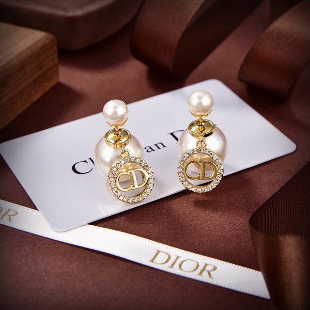 Dior 迪奥 新款 金色字母jadior耳钉耳环；一致专柜品质，黄酮材质+施华洛世奇珍珠，百搭时髦值得入手