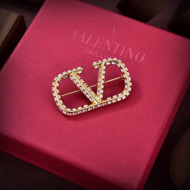 Valentino 华伦天奴 胸针重磅新品火爆网络来了 简约大方 时尚百搭 金色简约胸针专柜一致 火爆款出货 设计独特 前卫 美女必备款！