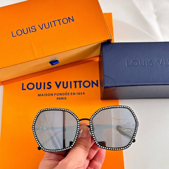 Louis Vuitto* Model：Z2016U Size：56口19-140