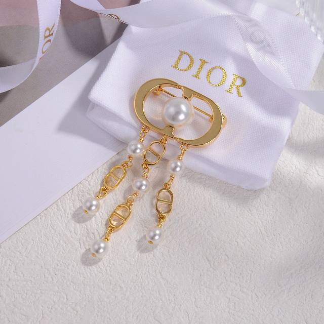 迪奥 新款一线大牌都爱的dior 迪奥 新品字母胸针 金属质感逆袭版字母潮范儿抢风头 完全胜任现代年轻人街拍、度假时尚搭成为夏日最炙手的时髦单品...