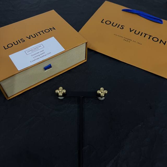 新款lv 耳钉louis Vuitton 路易威登专柜一致材质 火爆款出货 设计独特 复古前卫 男神、美女必备。