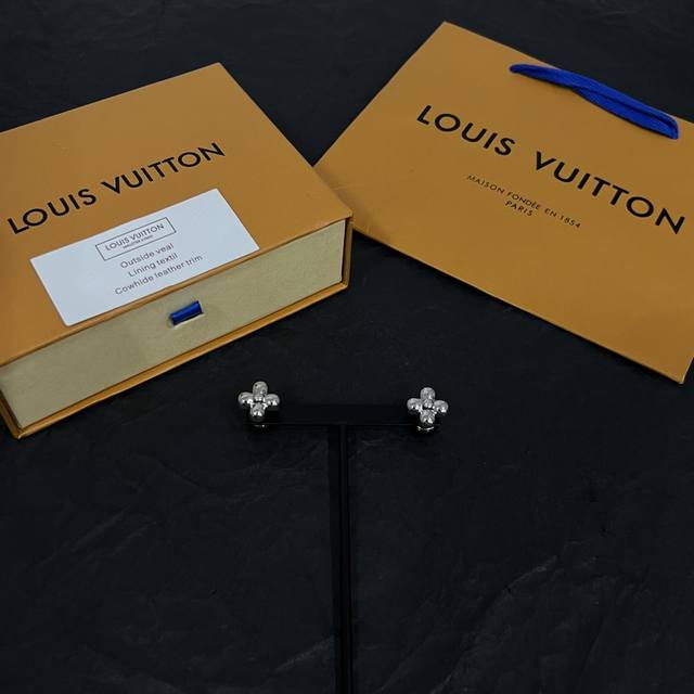 新款lv 耳钉louis Vuitton 路易威登专柜一致材质 火爆款出货 设计独特 复古前卫 男神、美女必备。