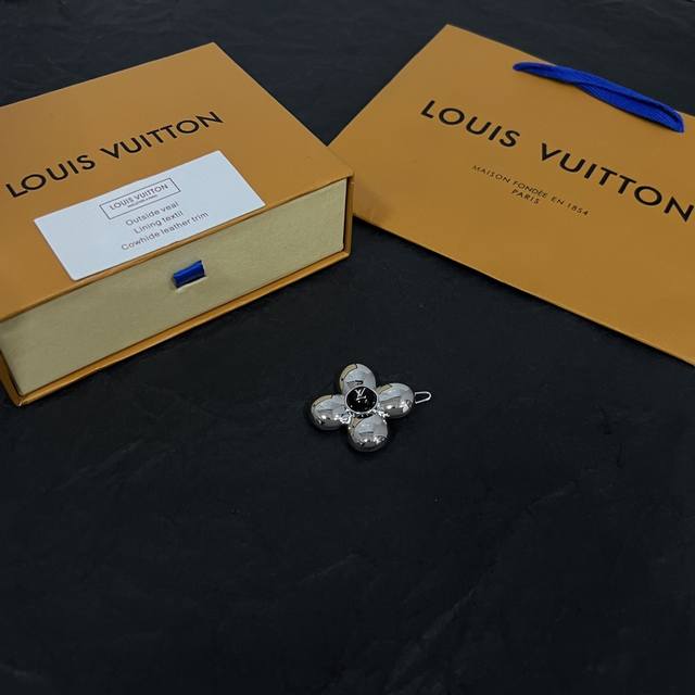 新款lv 发夹louis Vuitton 路易威登专柜一致材质 火爆款出货 设计独特 复古前卫 男神、美女必备。