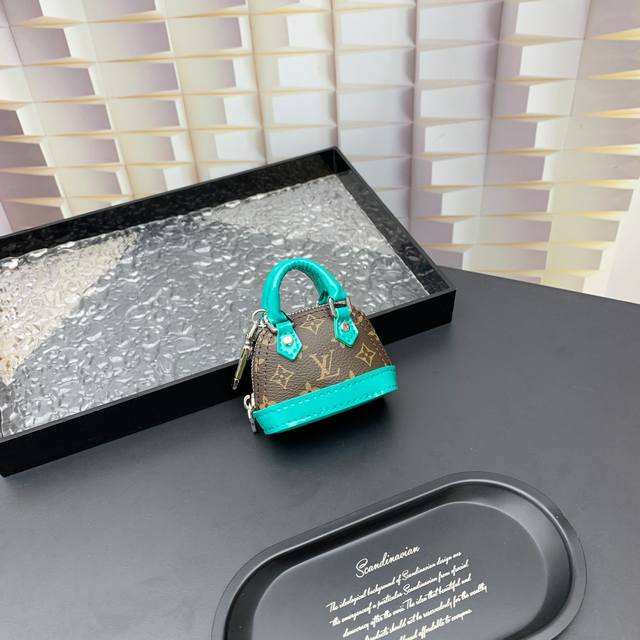 M01706 Louis Vuitton 路易威登lv迷你贝壳包钥匙扣挂件 Micro Alma Vernis 钥匙扣 Size: 6.5*9*4.5Cm Mi