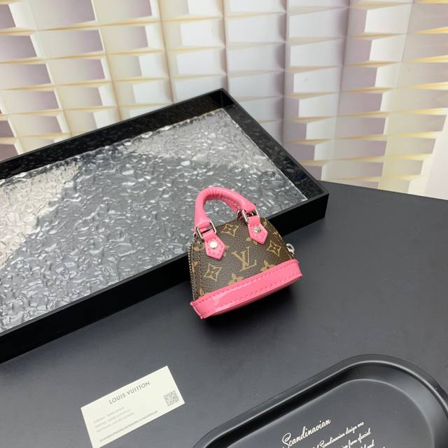 M01706 Louis Vuitton 路易威登lv迷你贝壳包钥匙扣挂件 Micro Alma Vernis 钥匙扣 Size: 6.5*9*4.5Cm Mi