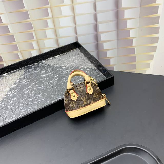 M01706 Louis Vuitton 路易威登lv迷你贝壳包钥匙扣挂件 Micro Alma Vernis 钥匙扣 Size: 6.5*9*4.5Cm Mi