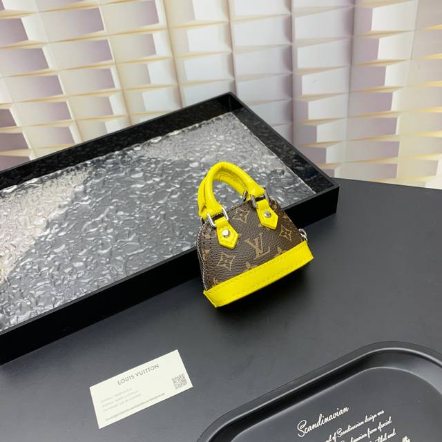 M01706 Louis Vuitton 路易威登lv迷你贝壳包钥匙扣挂件 Micro Alma Vernis 钥匙扣 Size: 6.5*9*4.5Cm Mi