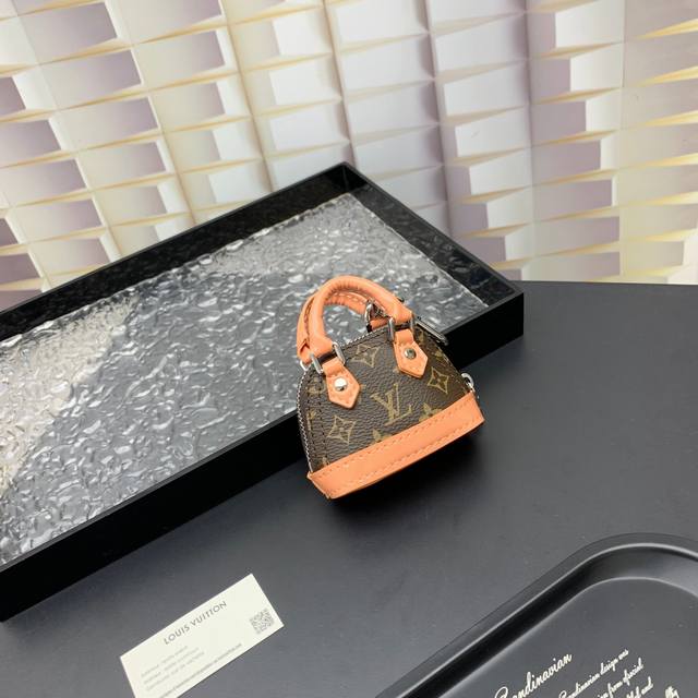 M01706 Louis Vuitton 路易威登lv迷你贝壳包钥匙扣挂件 Micro Alma Vernis 钥匙扣 Size: 6.5*9*4.5Cm Mi