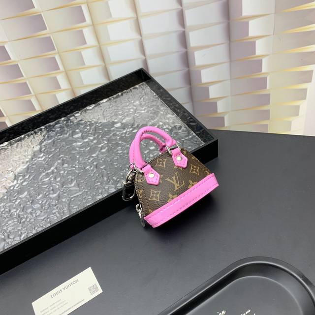 M01706 Louis Vuitton 路易威登lv迷你贝壳包钥匙扣挂件 Micro Alma Vernis 钥匙扣 Size: 6.5*9*4.5Cm Mi