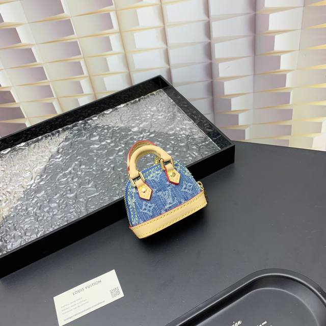 M01706 Louis Vuitton 路易威登lv迷你贝壳包钥匙扣挂件 Micro Alma Vernis 钥匙扣 Size: 6.5*9*4.5Cm Mi