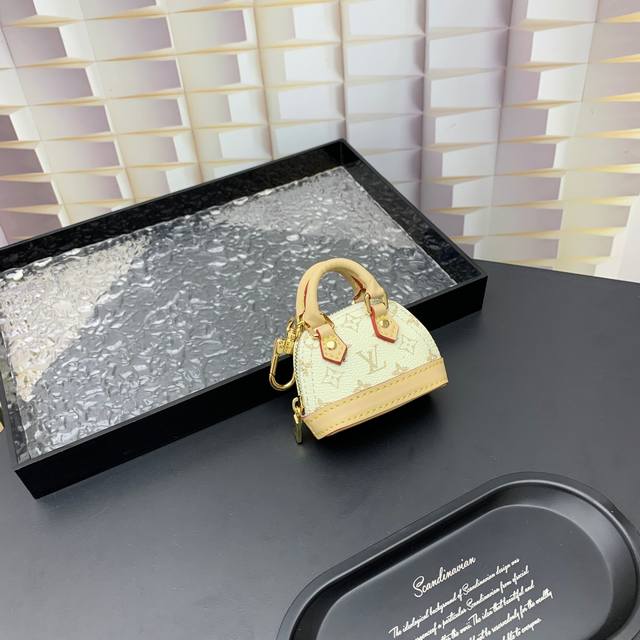 M01706 Louis Vuitton 路易威登lv迷你贝壳包钥匙扣挂件 Micro Alma Vernis 钥匙扣 Size: 6.5*9*4.5Cm Mi