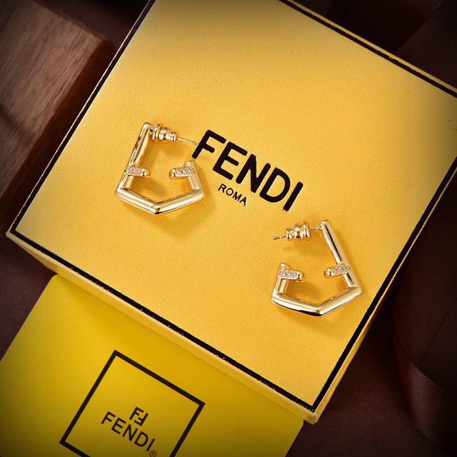 Fendi 芬迪 Logo耳环 高端定制 爆款新款 简单大方 华丽登场 ，很难见到如此熟悉 素雅的耳钉，精致 非常适合日常搭配，宝宝们，这个绝对值得入