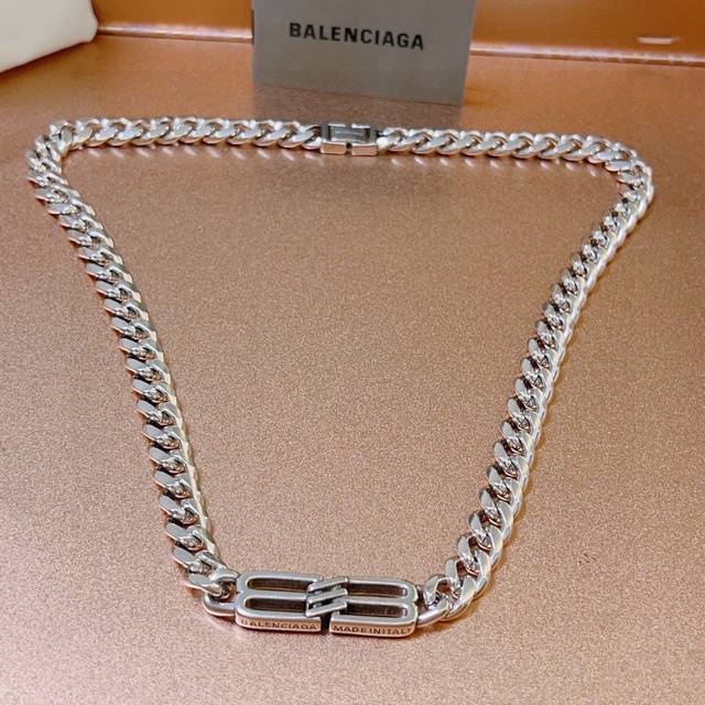 原单货新品 巴黎世家项链 Balenciaga 新款项链专柜一致 细节做工精细 每个细节流程到位 设计工艺精细 火爆款出货 设计独特 复古风格 巴黎世家项链