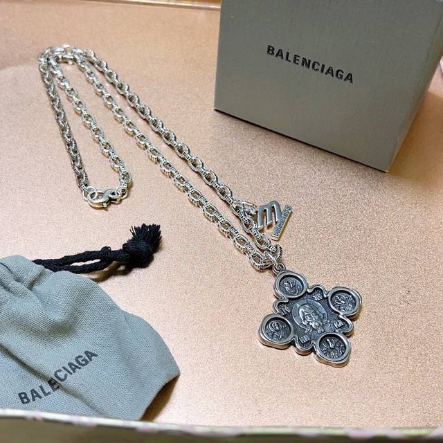 原单货新品 巴黎世家项链 Balenciaga 新款项链专柜一致 细节做工精细 每个细节流程到位 设计工艺精细 火爆款出货 设计独特 复古风格 巴黎世家项链