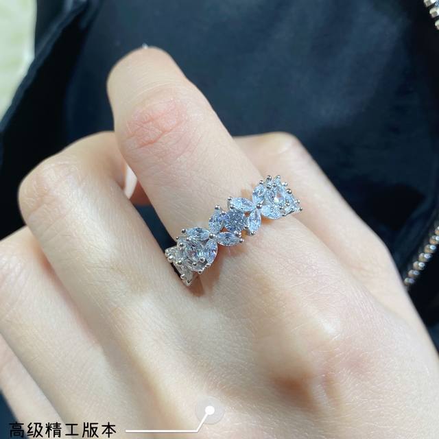 9252540160 码数5678 蒂芙尼 精致 马眼 戒指 Tiffany Fleur De Lis系列的设计温婉柔美，彰显精致优雅，低调绽放自信 非常细腻而