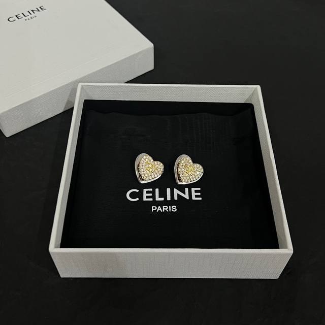 Celine 赛琳 耳钉 一直是简约时尚界的标杆大胆的设计 百看不厌搭配起来更fashion