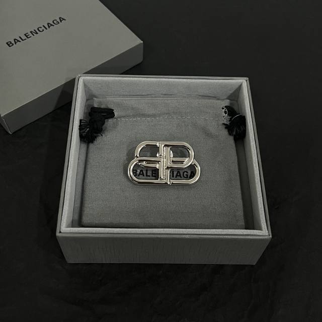 巴黎世家 Balenciaga 胸针 简单大方 大牌金质感饱满 ，搭配衣服超好看 ！