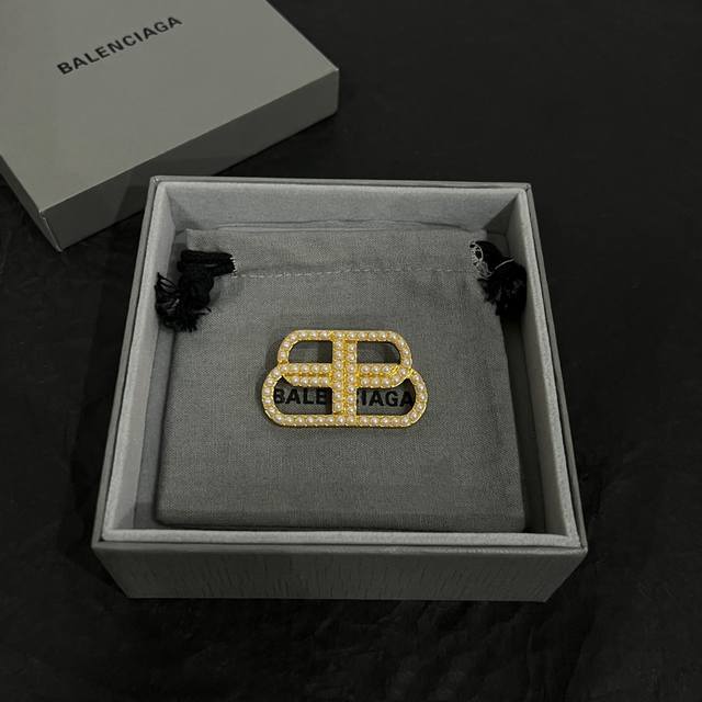 巴黎世家 Balenciaga 胸针 简单大方 大牌金质感饱满 ，搭配衣服超好看 ！