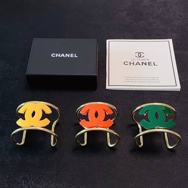 新款chanel 香奈儿好品质宽版手镯带logo绿色、黄色、橙色开口手镯bracelet Jewelry 新款厚实手镯 高级定制精致小物件必备 一年四季都可配戴