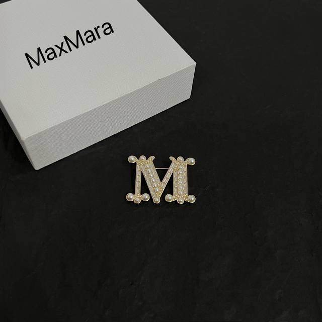 Maxmara 意大利品牌 M字母 胸针 高端定制 简单大方耳钉 华丽登场，很难见到如此熟悉 素雅的胸针，非常适合日常搭配，宝宝们，这个绝对值得入