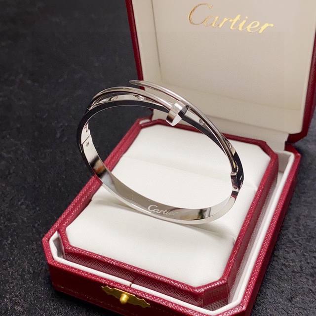 Cartier 卡地亚官网最新发布 火爆钉子镶钻手镯进口精工保色18K高端定制顶级工艺 专柜logo刻字清晰 360度无死角！全新的窄版设计 更显精致～如此美物