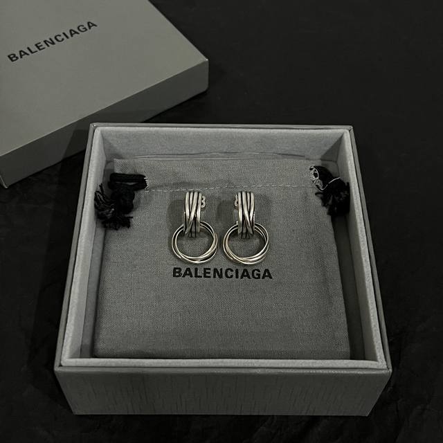 巴黎世家 Balenciaga 耳钉 简单大方 大牌金质感饱满 ，搭配衣服超好看 ！