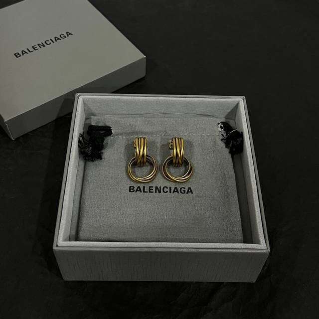 巴黎世家 Balenciaga 耳钉 简单大方 大牌金质感饱满 ，搭配衣服超好看 ！