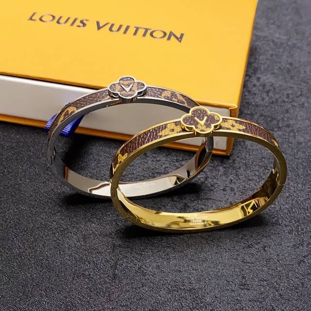 新品 原单货 Lv中性款皮革印花手镯louis Vuitton 路易威登 专柜一致材质 火爆款出货 设计独特 复古前卫。手镯14K精工保色版 从上市以来一直深受