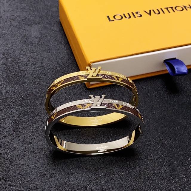 新品 原单货 Lv字母中性款皮革印花皮手镯louis Vuitton 路易威登 专柜一致材质 火爆款出货 设计独特 复古前卫。手镯14K精工保色版 从上市以来一