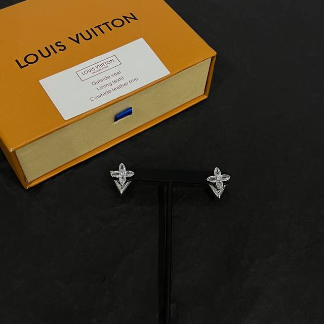 新款lv 耳钉louis Vuitton 路易威登专柜一致材质 火爆款出货 设计独特 复古前卫 男神、美女必备。