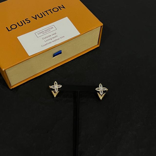 新款lv 耳钉louis Vuitton 路易威登专柜一致材质 火爆款出货 设计独特 复古前卫 男神、美女必备。