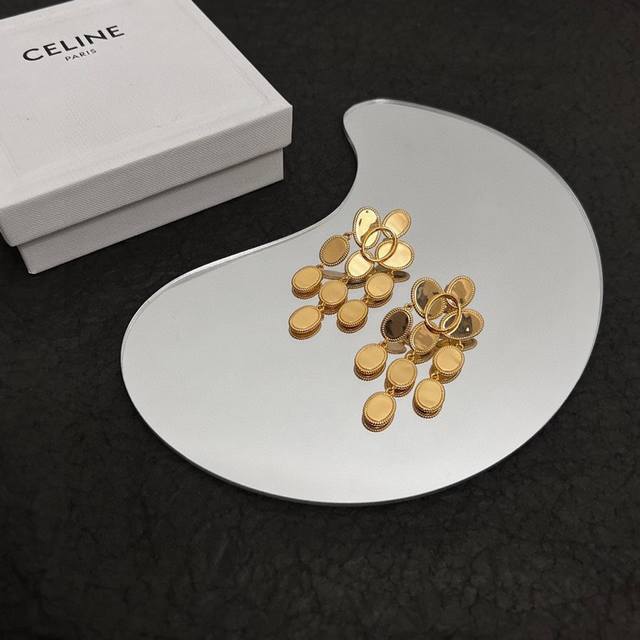 Celine赛琳 耳钉 Celine一直是简约时尚界的标杆大胆的设计 百看不厌搭配起来更 Fashion