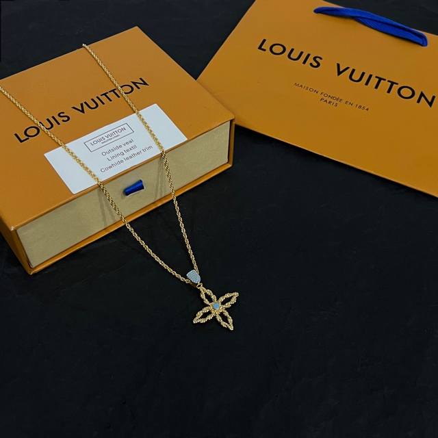 Lv 绿松石 项链louis Vuitton 路易威登专柜一致材质 火爆款出货 设计独特 复古前卫 男神、美女必备。